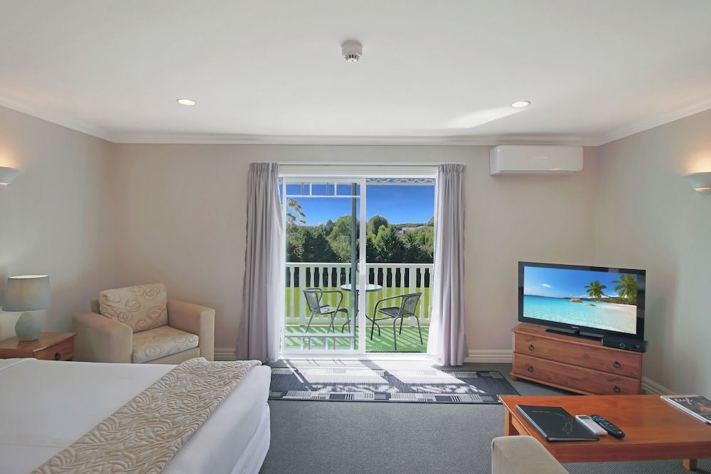 Premium Studio, Jetted Tub, Garden View