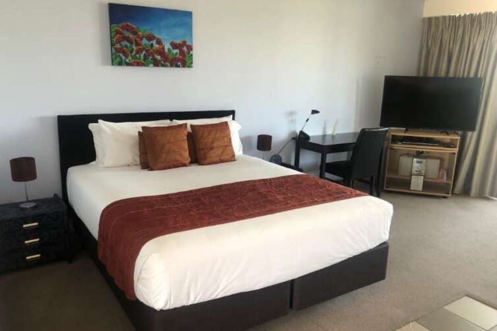 Superior Studio Suite, 1 King Bed, Jetted Tub, Sea View