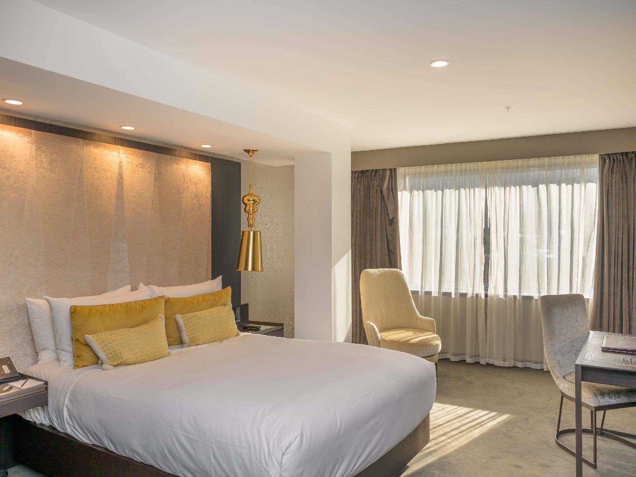 Superior Room 1 Queen Bed