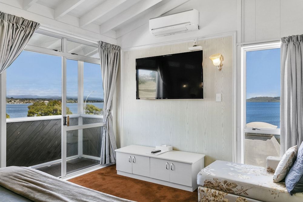 Taupo Thermal Motel & Spa - Adults Only Lakefront  1 Bedrom Super King Suite (upper floor , no spa) 7