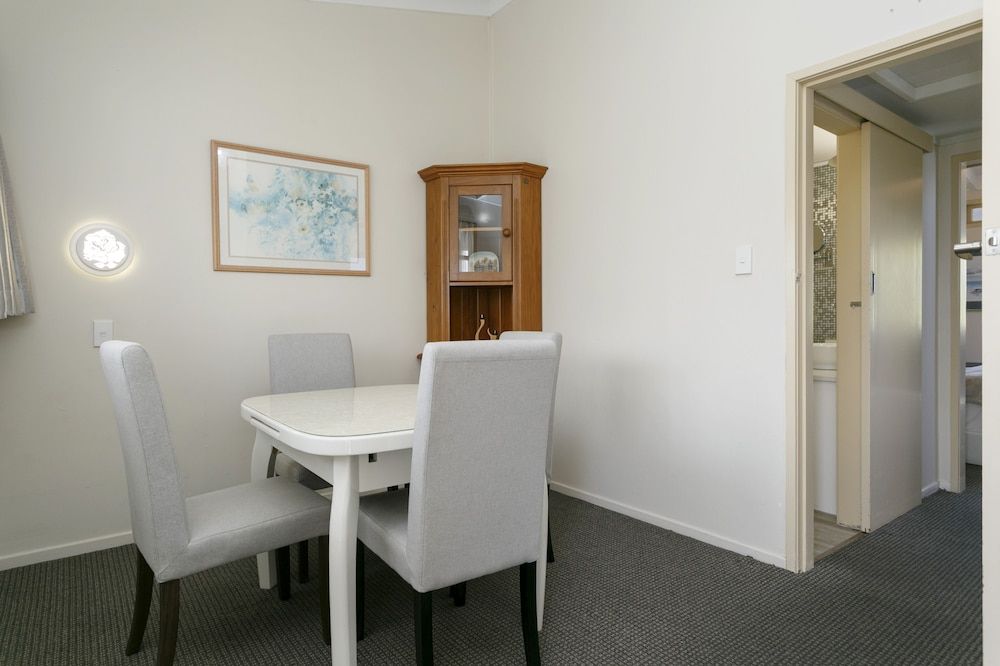 Taupo Thermal Motel & Spa - Adults Only 1 Bedroom Super King Suite with Balcony (upper floor no spa) 12