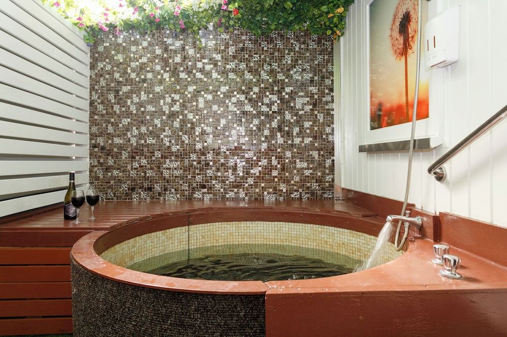 Taupo Thermal Motel & Spa - Adults Only Deluxe Studio, 1 Queen Bed, Hot Tub, Ground Floor 12