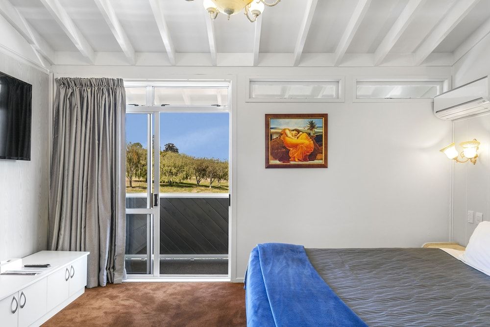 Taupo Thermal Motel & Spa - Adults Only 1 Bedroom Super King Suite with Balcony (upper floor no spa) 2