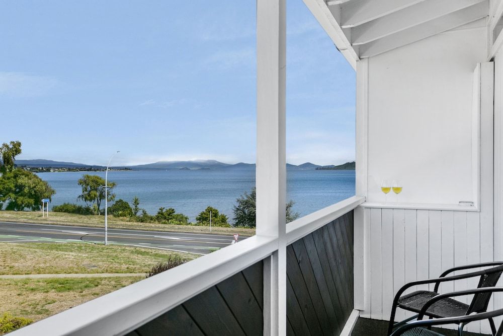 Taupo Thermal Motel & Spa - Adults Only 1 Bedroom Super King Suite with Balcony (upper floor no spa) 8