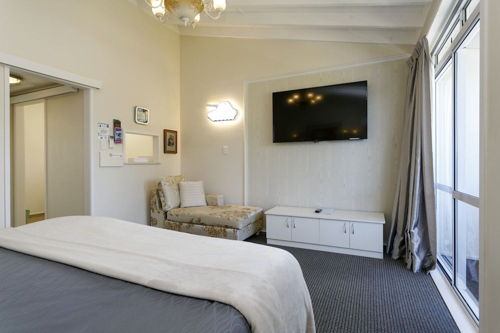 Taupo Thermal Motel & Spa - Adults Only 1 Bedroom Super King Suite with Balcony (upper floor no spa)