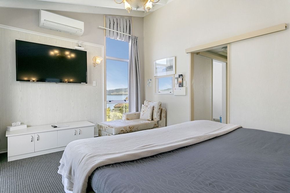 Taupo Thermal Motel & Spa - Adults Only Lakefront  1 Bedrom Super King Suite (upper floor , no spa)