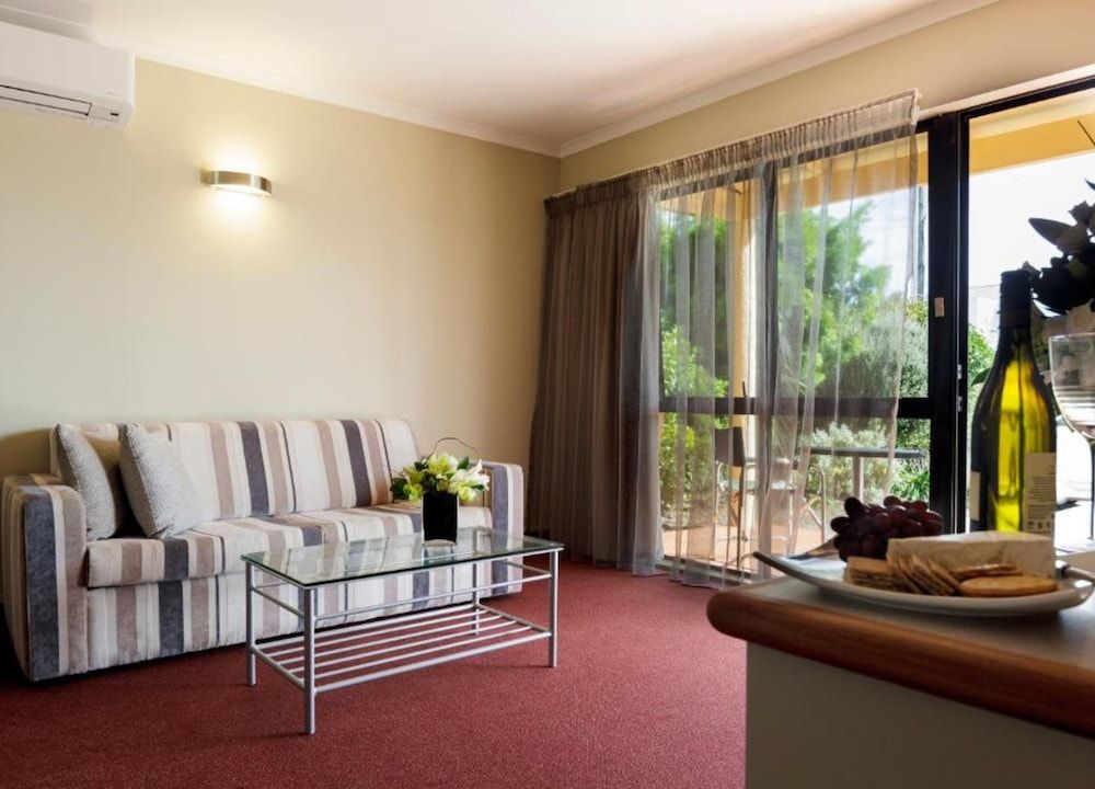 Fairley Motor Lodge Premium One Bedroom Suite 5