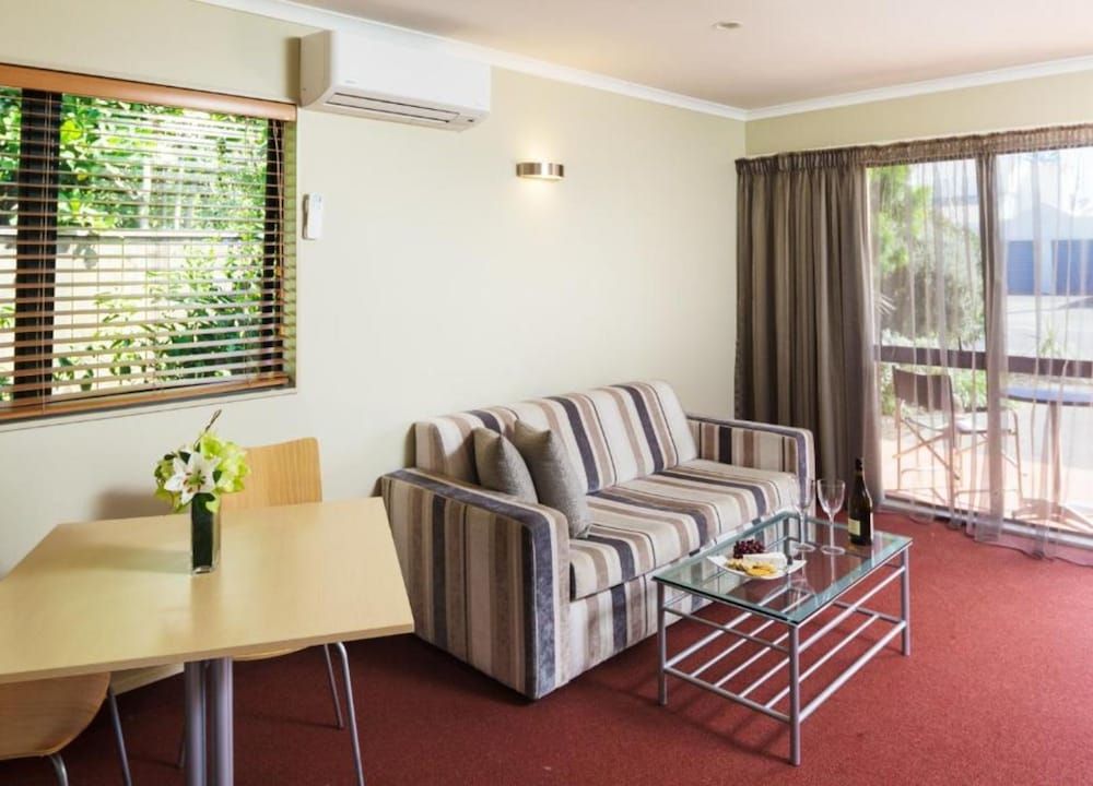 Fairley Motor Lodge Premium One Bedroom Suite 6
