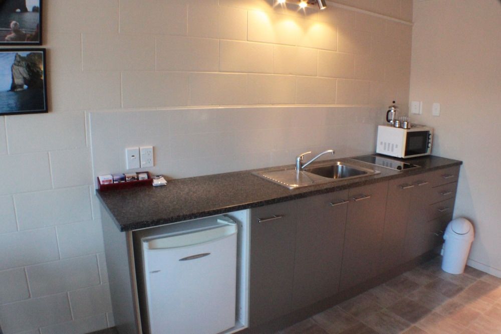 Ala Moana Motel Standard Studio, Non Smoking, Kitchen (Queen Studio Apartment) 3