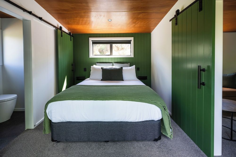 Opal Hot Springs & Holiday Park Deluxe Room