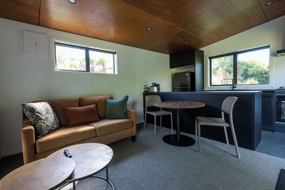 Opal Hot Springs & Holiday Park Deluxe Room 3