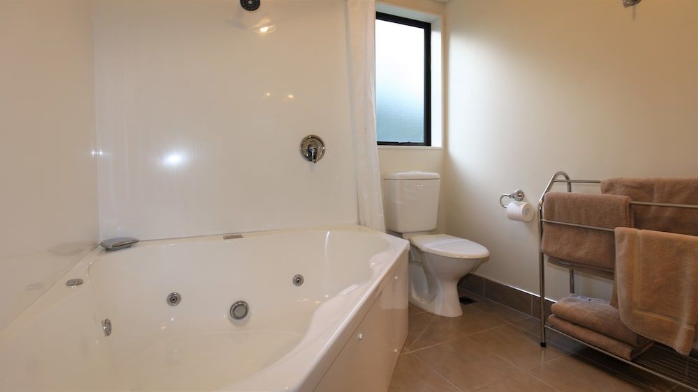 Bk's Counties Motor Lodge Premium Suite, 1 Bedroom, Non Smoking, Kitchenette (Premium w SpaBath) 3