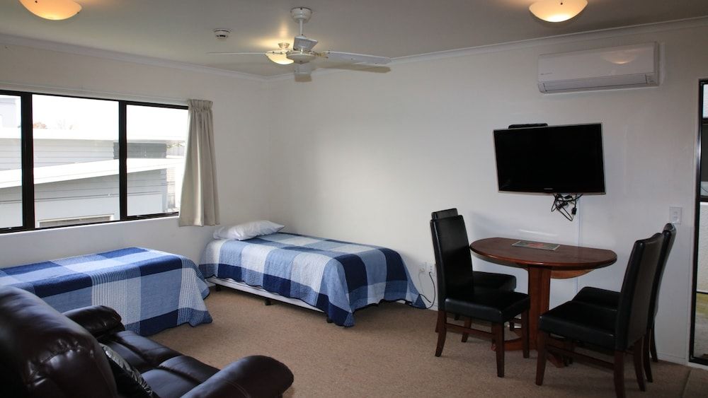 Bk's Counties Motor Lodge Premium Suite, 1 Bedroom, Non Smoking, Kitchenette (Premium w SpaBath)
