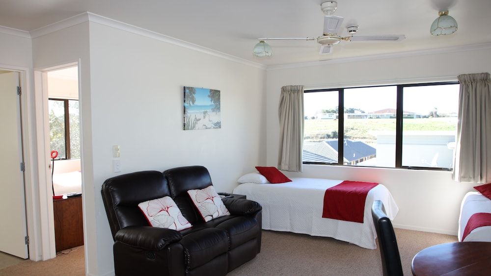 Bk's Counties Motor Lodge Premium Suite, 1 Bedroom, Non Smoking, Kitchenette