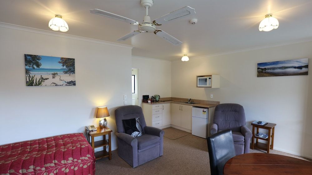 Bk's Counties Motor Lodge Premium Suite, 1 Bedroom, Non Smoking, Kitchenette (Premium w SpaBath) 5