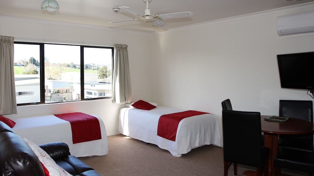Bk's Counties Motor Lodge Premium Suite, 1 Bedroom, Non Smoking, Kitchenette 3