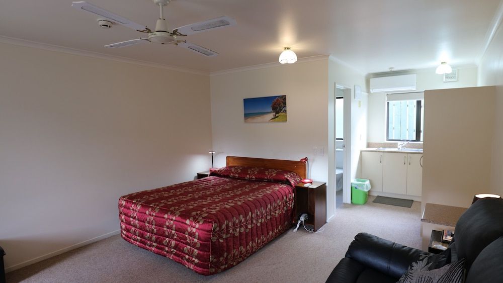 Bk's Counties Motor Lodge Premium Suite, 1 Bedroom, Non Smoking, Kitchenette 2