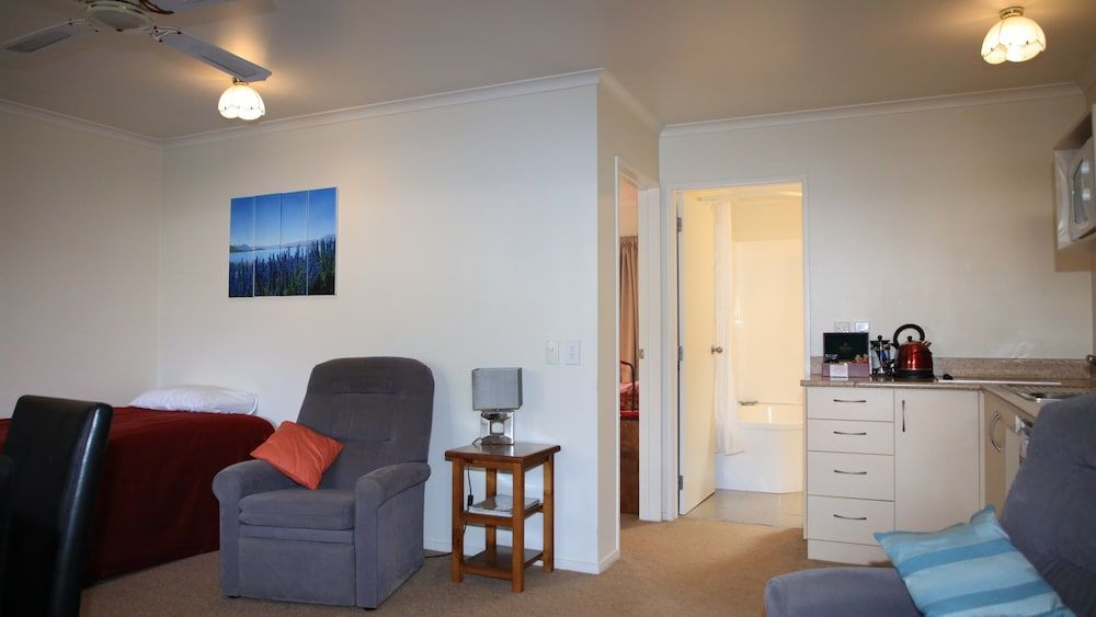 Bk's Counties Motor Lodge Premium Suite, 1 Bedroom, Non Smoking, Kitchenette (Premium w SpaBath) 6