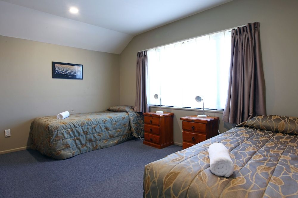 Standard Two Bedroom Unit - 1 Queen, 3 Singles