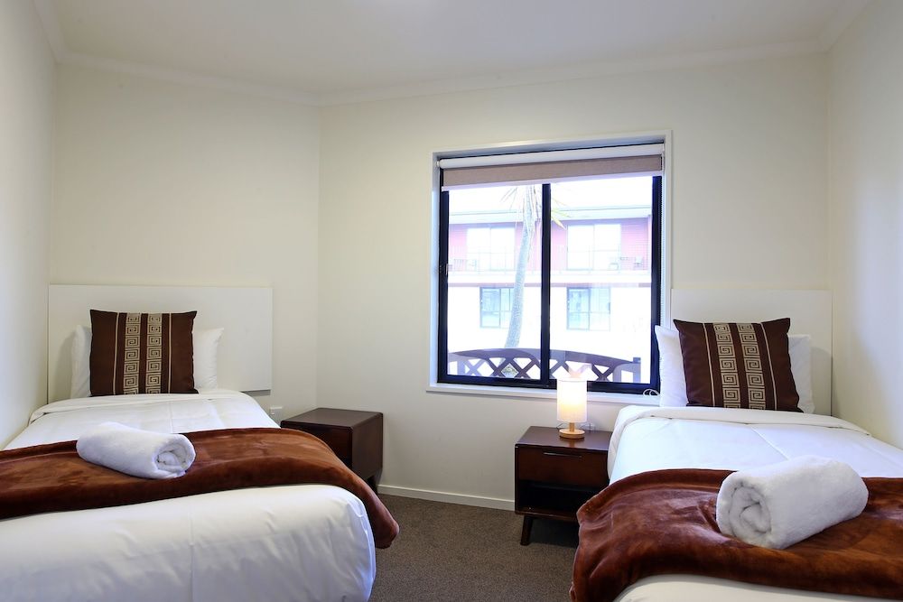 Luxury One Bedroom - 1 King, 2 Singles