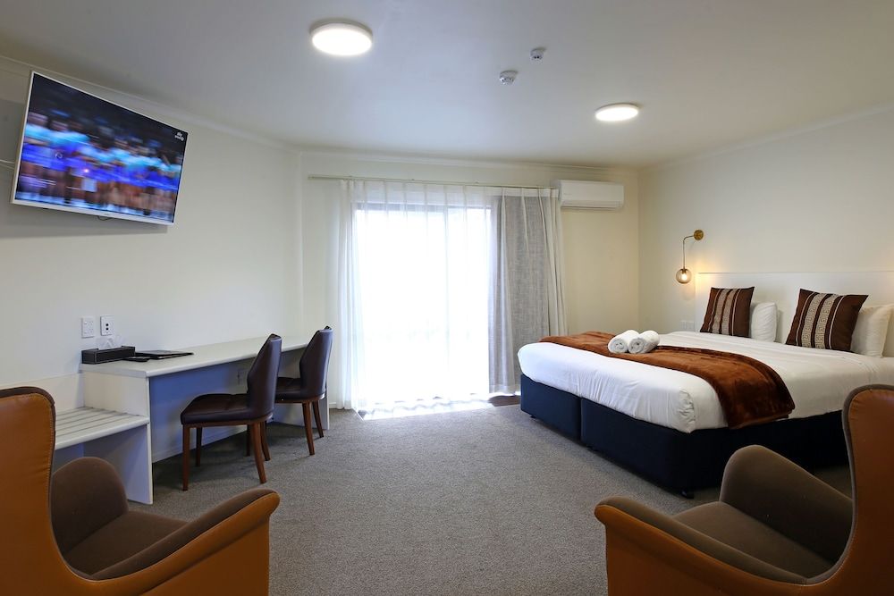 Luxury One Bedroom - 1 King, 2 Singles
