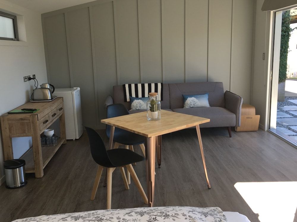 Kohi Beach Bed & Breakfast Premium Studio, Garden Area 3