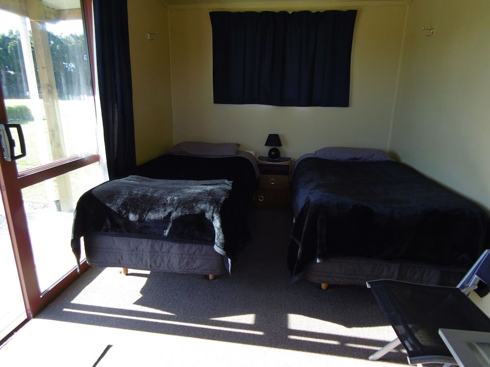 Glenavys Waitaki River Motor Camp - Caravan Park Twin Cabin