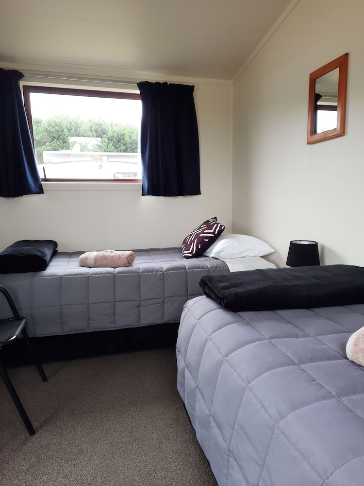 Glenavys Waitaki River Motor Camp - Caravan Park Twin Cabin 2