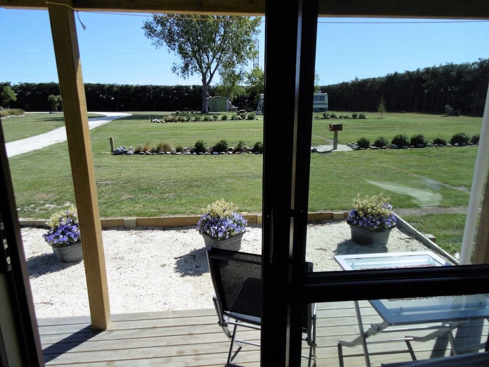 Glenavys Waitaki River Motor Camp - Caravan Park Twin Cabin 3