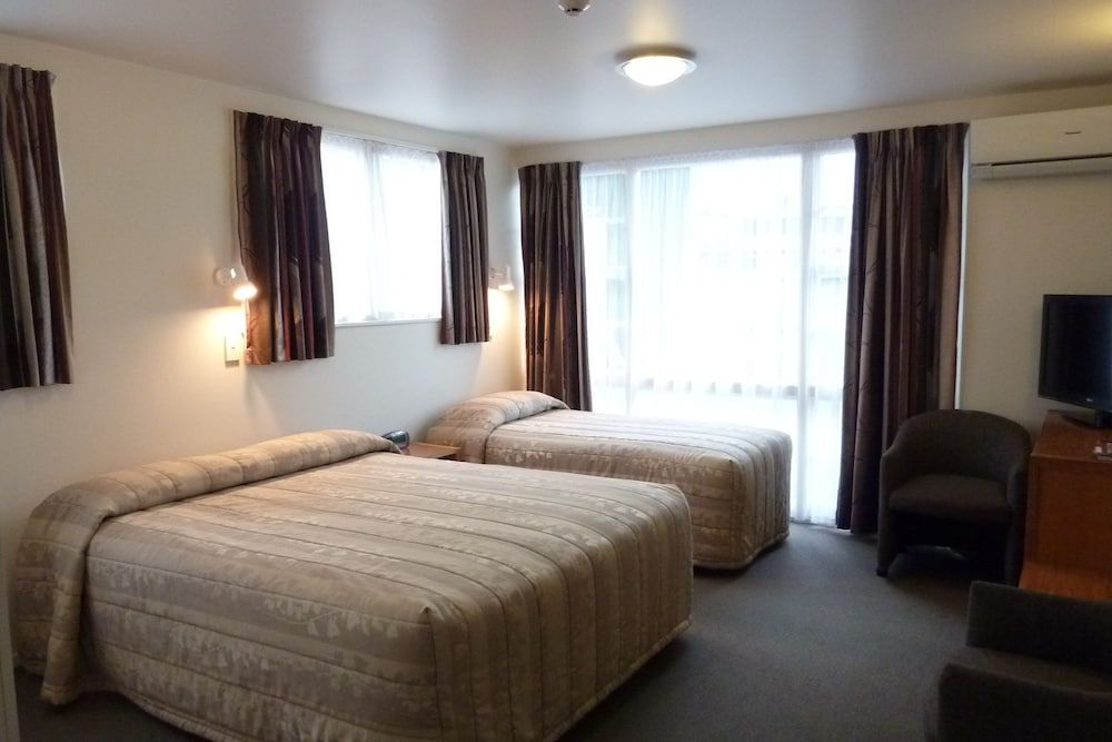 Colonial Inn Motel Standard Studio, Multiple Beds, Accessible, Kitchenette (3 Pax) 4