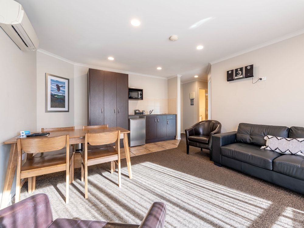 Lake Taupo Motor Inn Two Bedroom Luxury Suite 10