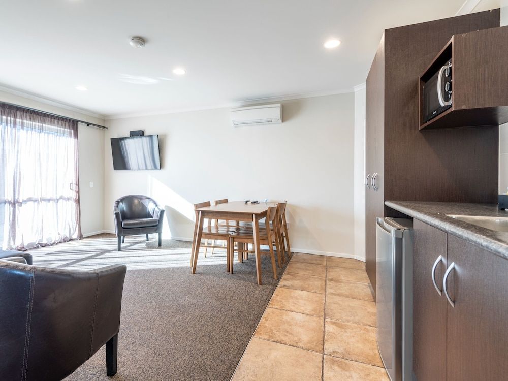 Lake Taupo Motor Inn Two Bedroom Luxury Suite 11