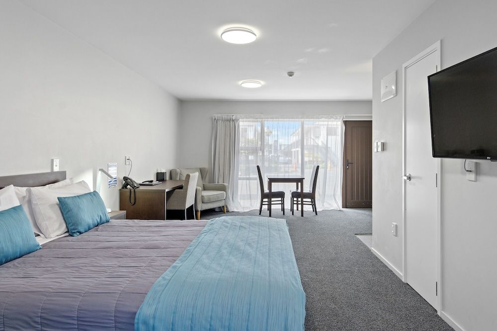 Superior Studio Suite, 1 Queen Bed, Accessible, Courtyard View