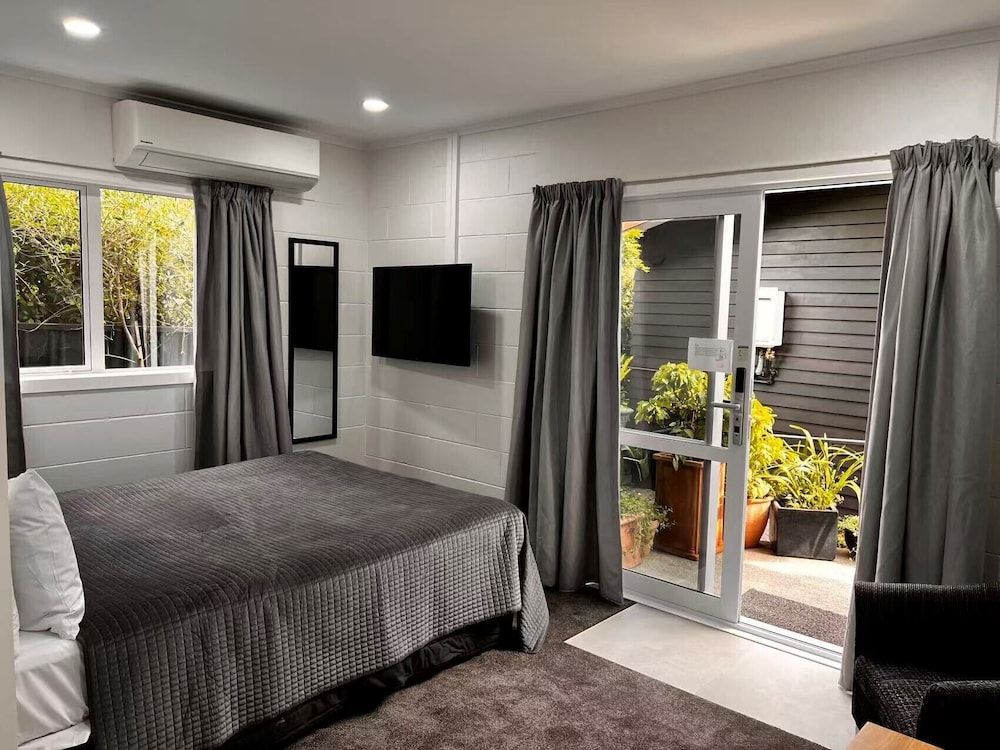 Dunrovin Motel Classic Studio, 1 Queen Bed