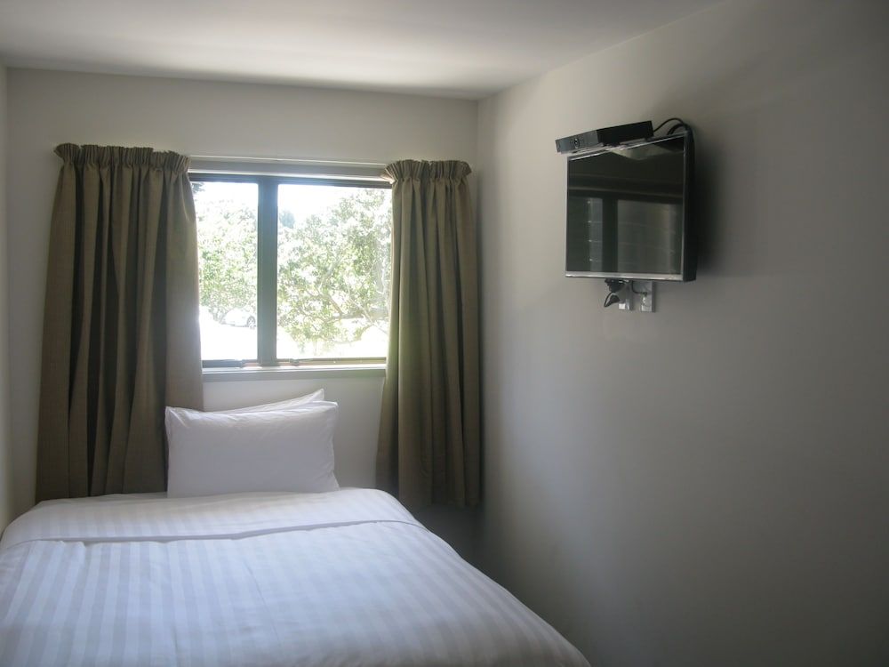 Greenlane Motel Budget Room with Shared Bathroom 2