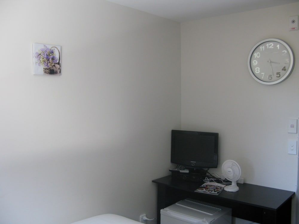 Greenlane Motel Budget Room with Shared Bathroom 4
