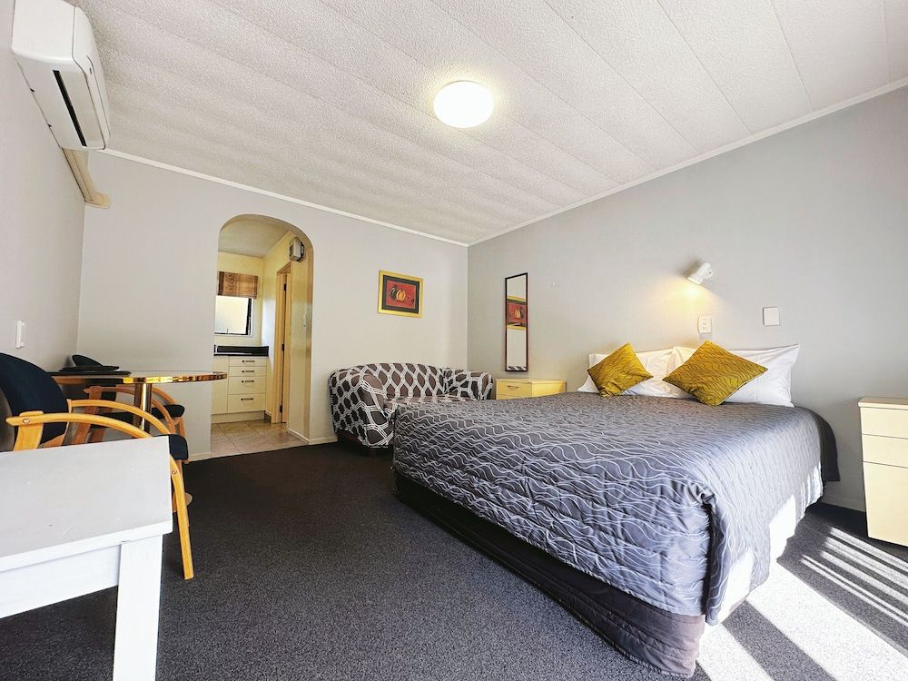 Kingswood Manor Motel Suite, 2 Bedrooms, Ground Floor (Connecting studios) 2