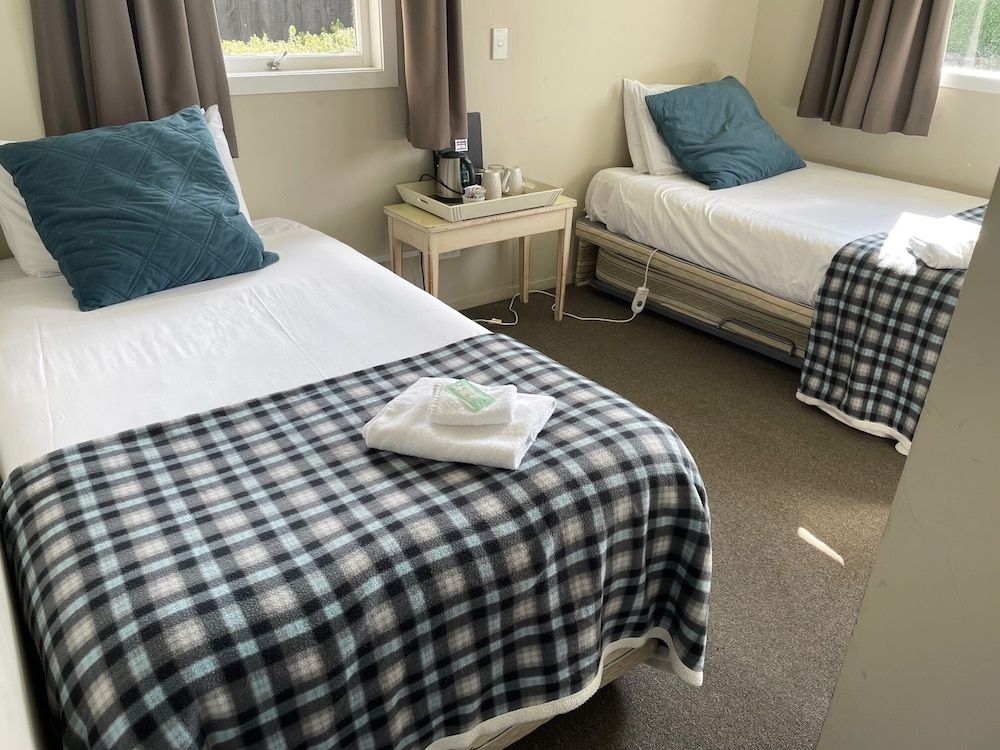 Fat Owl Motel, Bar & Eatery Twin Room 2