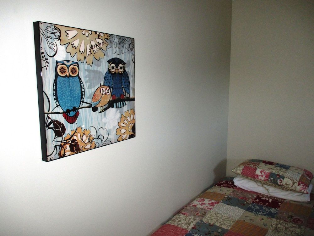 Fat Owl Motel, Bar & Eatery Queen & Single Room