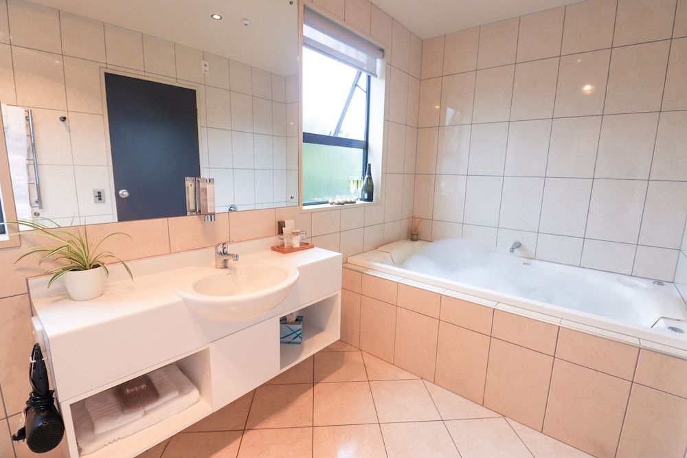 Coleraine Suites & Apartments Executive Spa Studio 10