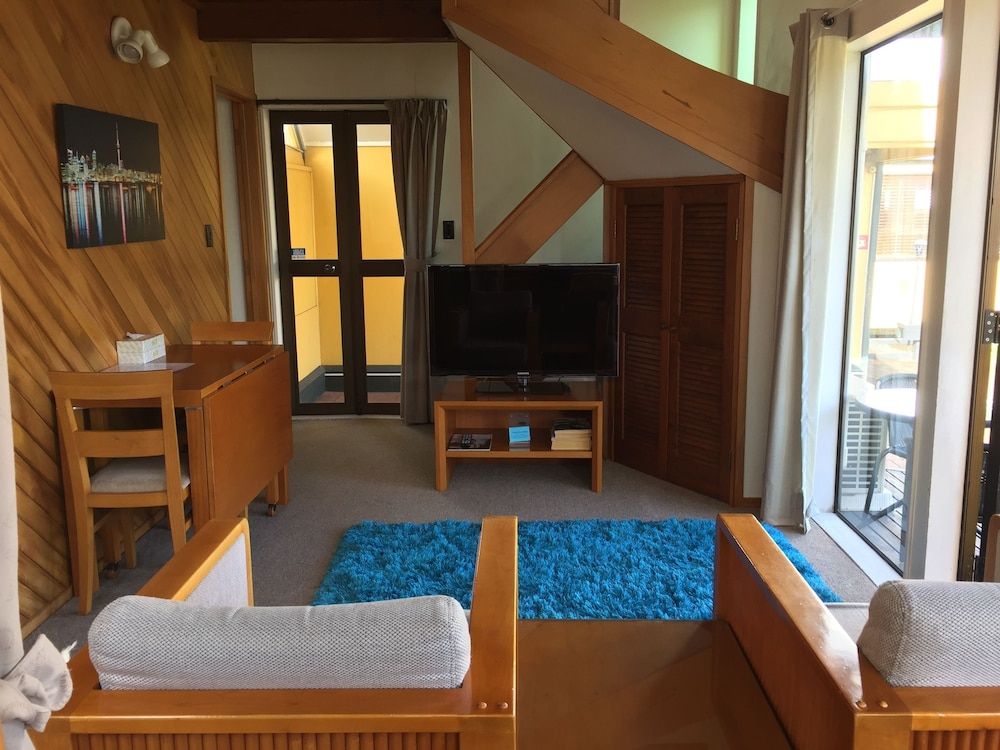 Bucklands Beach Waterfront Motel Chalet, Garden View (1 Double and 1 Single Bed) 2