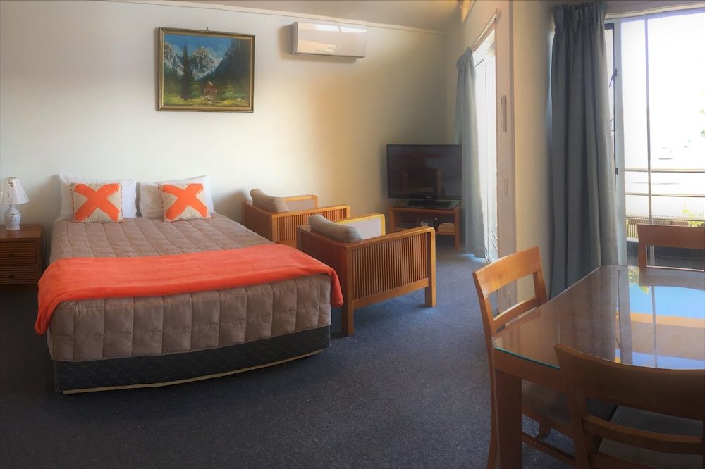 Bucklands Beach Waterfront Motel Sea View 1 Bedroom Plus Loft Suite, Upper Level (2 Double and 3 Single Beds)