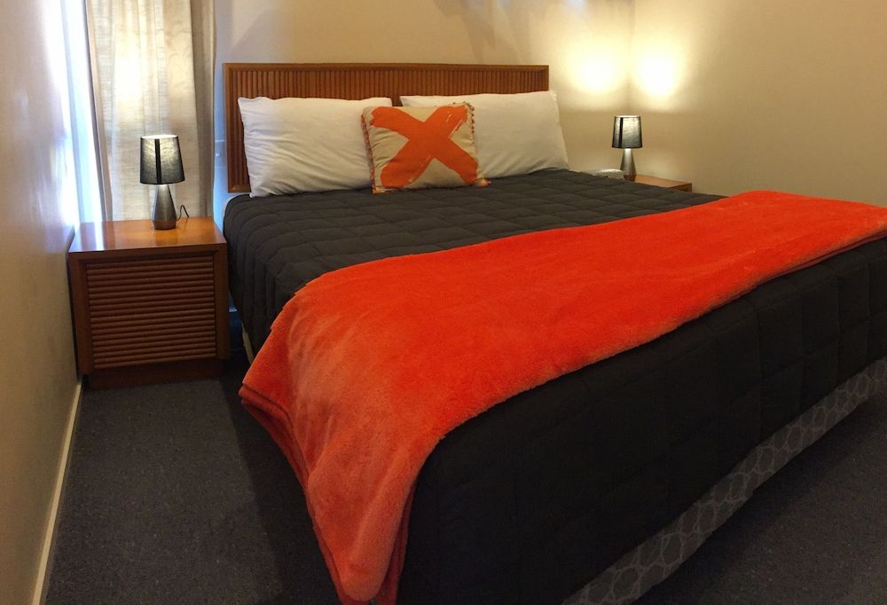 Bucklands Beach Waterfront Motel Sea View 1 Bedroom Plus Loft Suite, Upper Level (2 Double and 3 Single Beds) 2