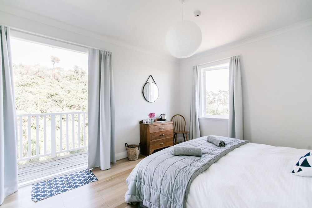 King/Twin with Balcony (Shared Bathroom)