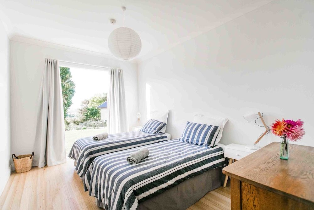 King/Twin with Garden Access (Shared Bathroom)