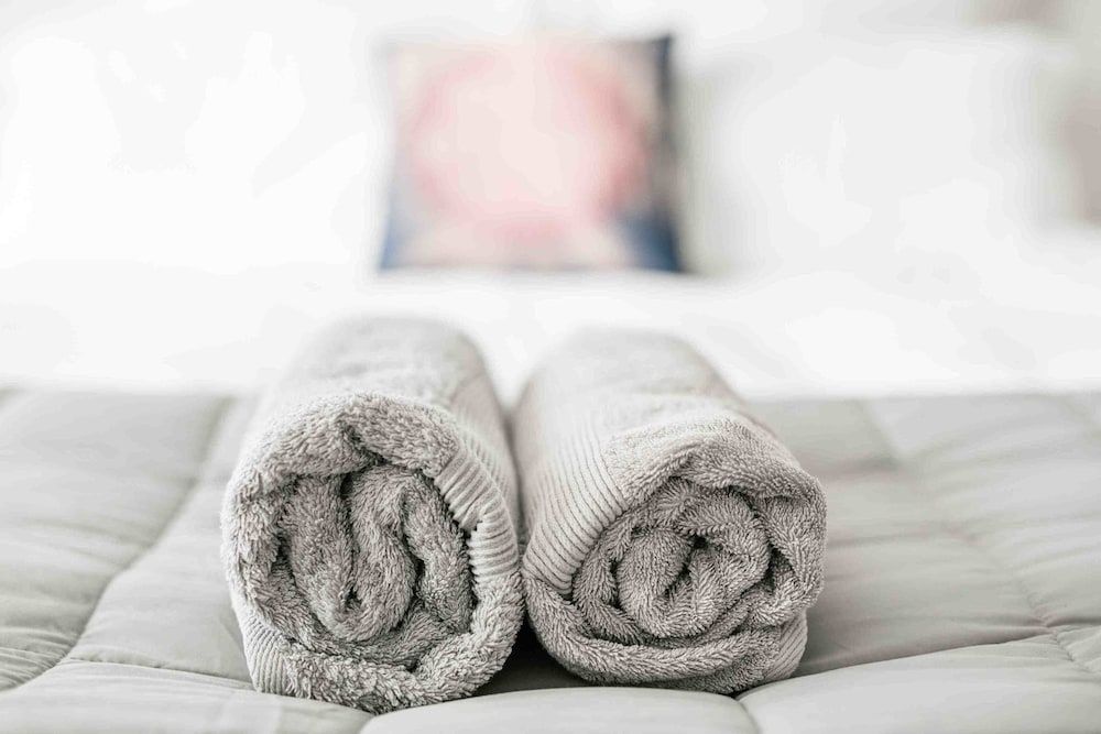 King/Twin (Shared Bathroom)