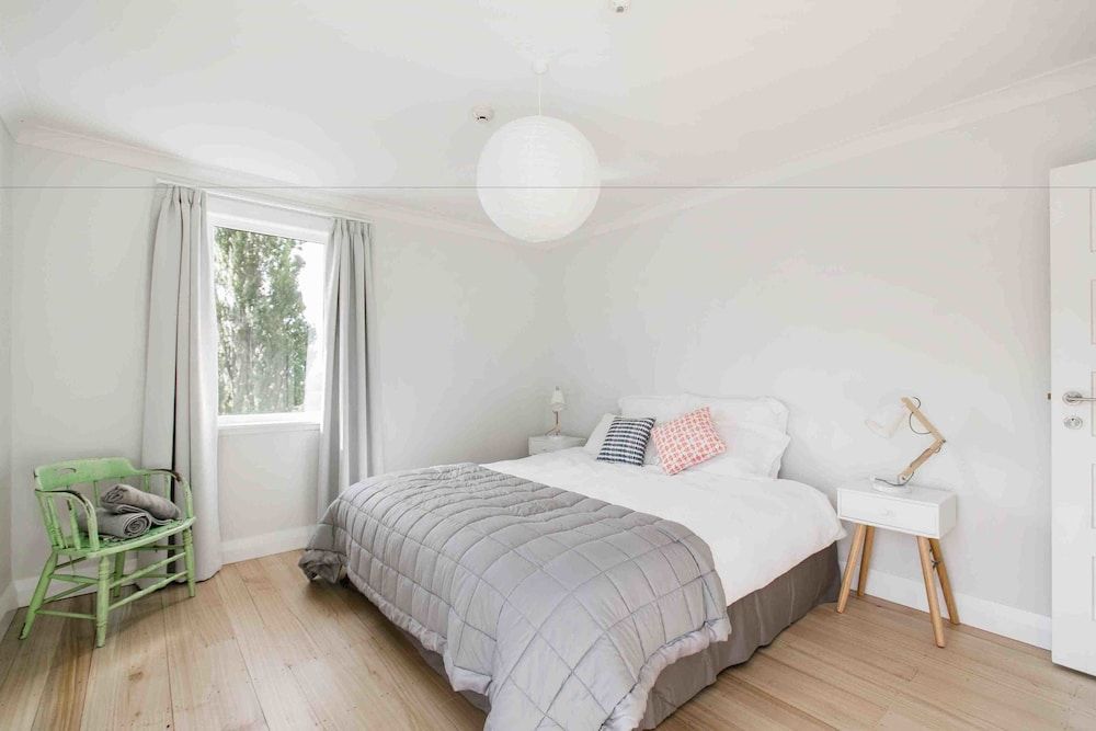 King/Twin with Balcony (Shared Bathroom)