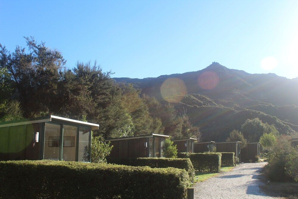 The Barn Cabins & Camp Standard Twin Room, 2 Twin Beds, Partial Sea View, Garden Area 2