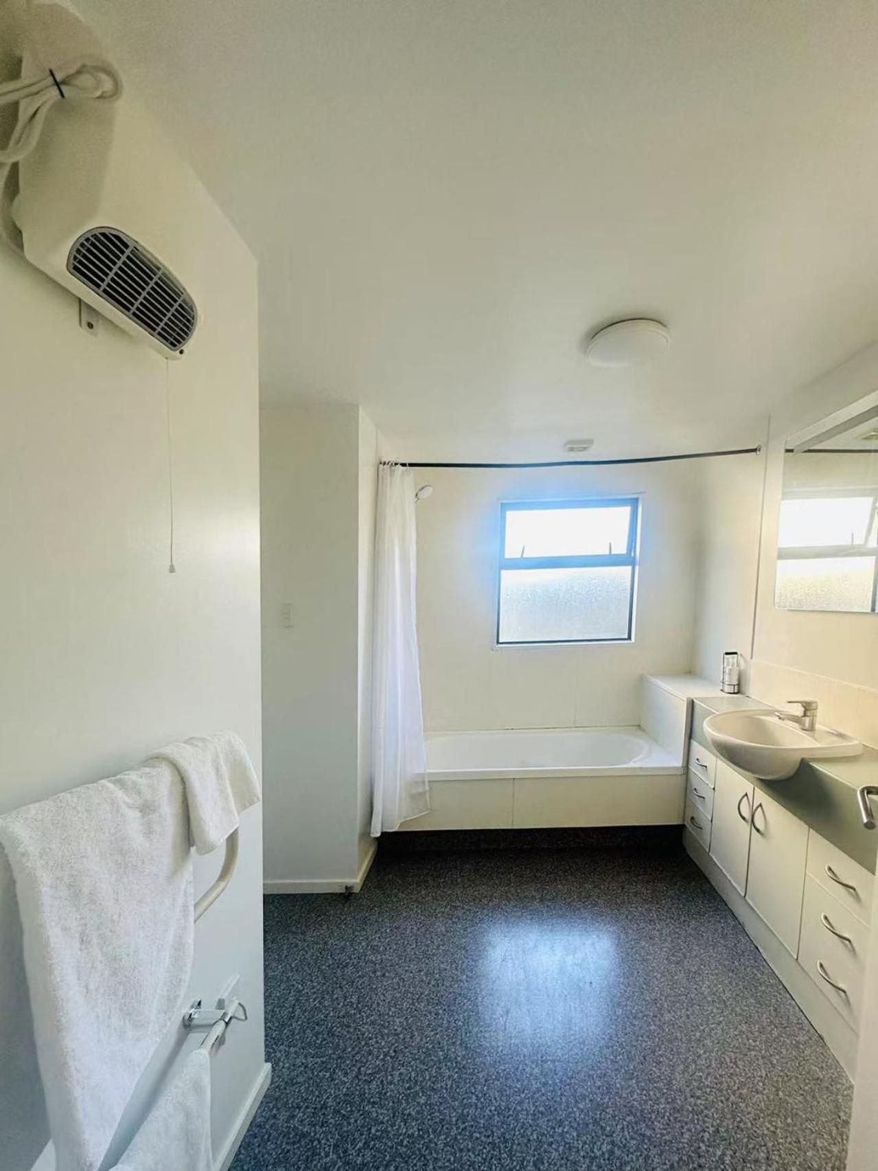 AAA Northlands Motel One-Bedroom Apartment 3