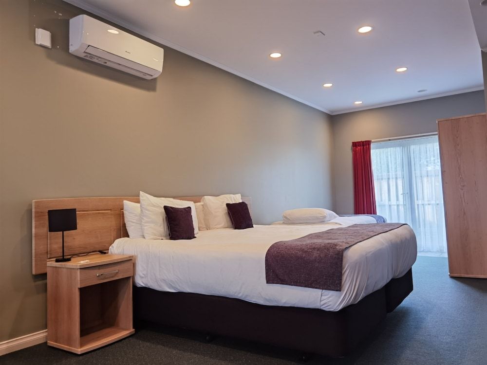 Cornwall Motor Lodge Twin Room 2